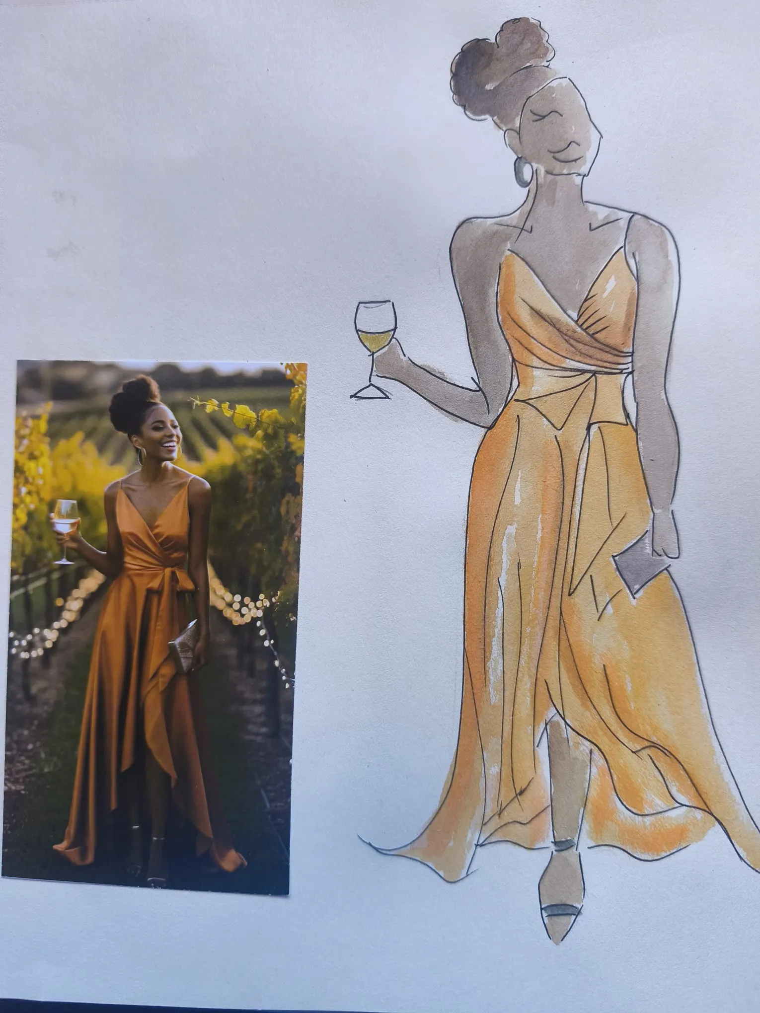 Retrat en aquarel·la d’una dona amb vestit daurat al costat de la foto real